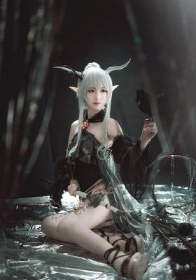 年轻的女秘书